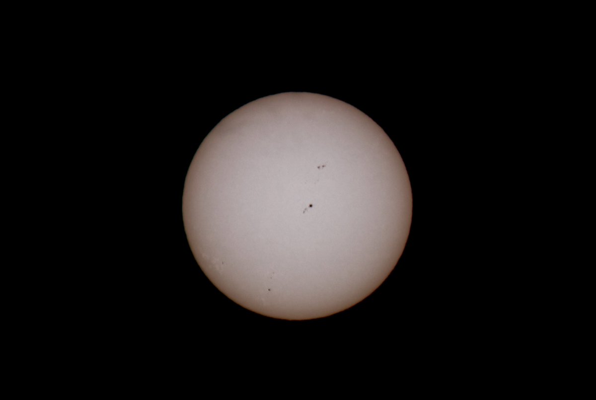 PAKeranen's tweet photo. Auringonpilkkuja ohuen alapilven läpi. 
2026-09-22 · 05:48 UTC
Alt. 10° · +5 °C · RH 94% · NNW 1 m/s · 1022 hPa
Canon EOS 5DS · 600 mm · Baader AstroSolar OD 5.0
Single exposure · processed
#Sunspots #SolarPhotography https://t.co/Qf137xm1Mb