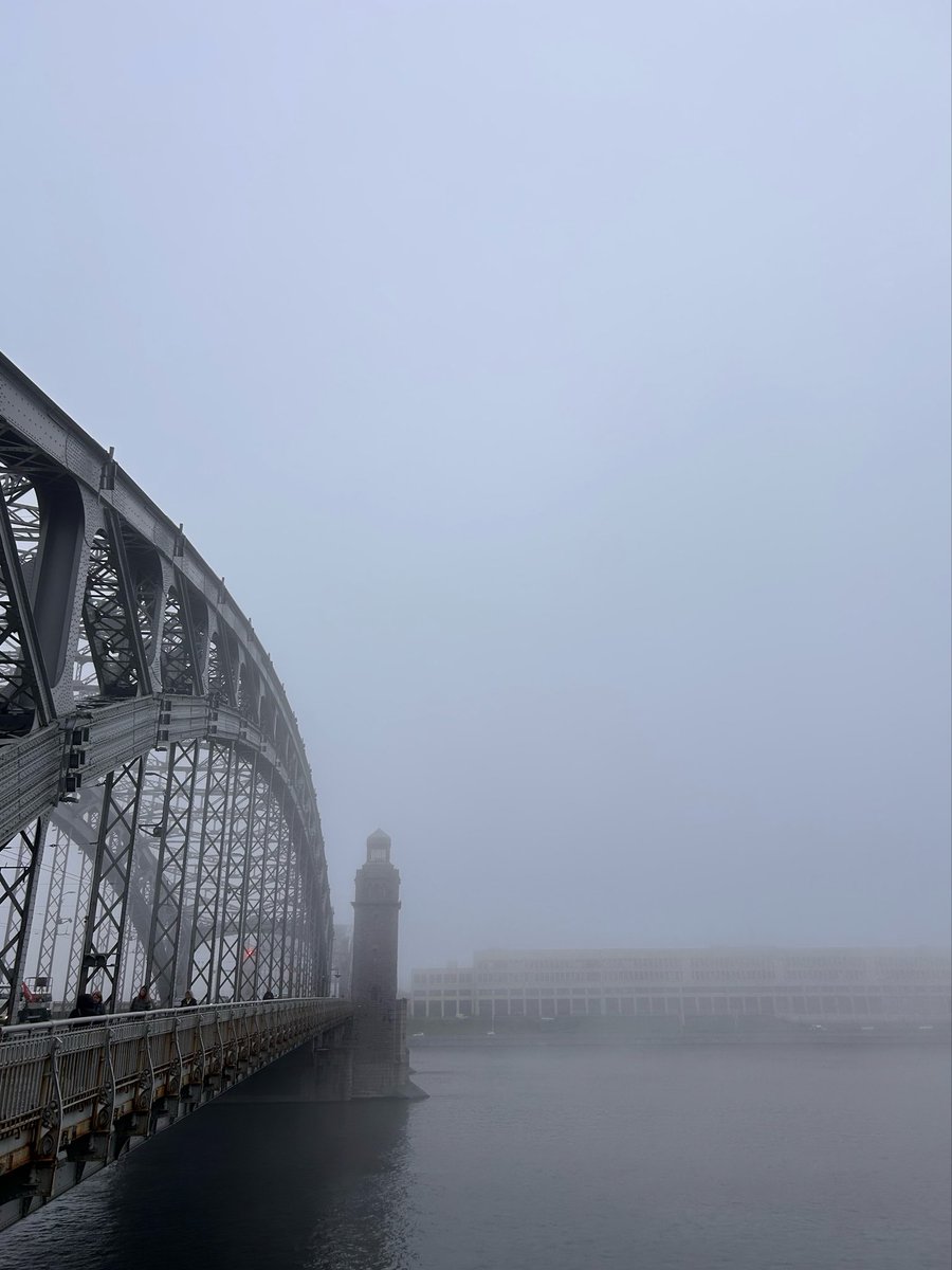 St_buck's tweet photo. В Петербурге начались плановые отключения реальности, перезагрузка серверов с текстурами https://t.co/7vZ4L6D7yZ