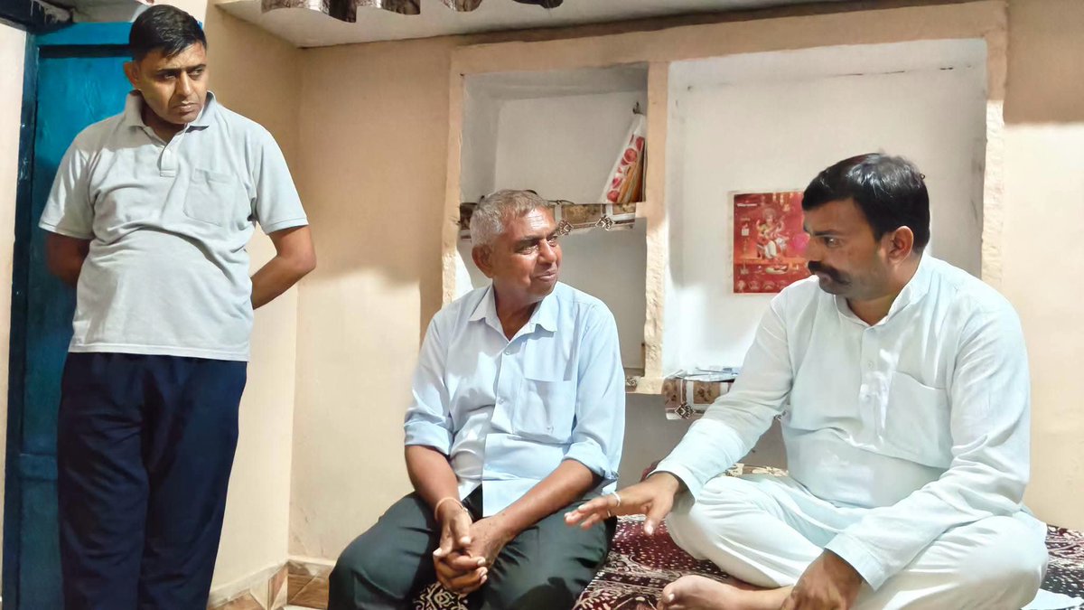 OBC_Maniram's tweet photo. #पिछोर_विधानसभा नगर #पिछोर_लोधी_छात्रावास के पास आदरणीय #महेंद्र_दांगी_जी के यहां जाकर शोक संवेदनाएं व्यक्त की
इस दुःख की घड़ी में ईश्वर महेंद्र दांगी जी एवं उनके समस्त परिवार को यह असीम कष्ट सहन करने की शक्ति प्रदान करें।
ॐ शांति! शांति 🙏 https://t.co/PEETG2KcYo
