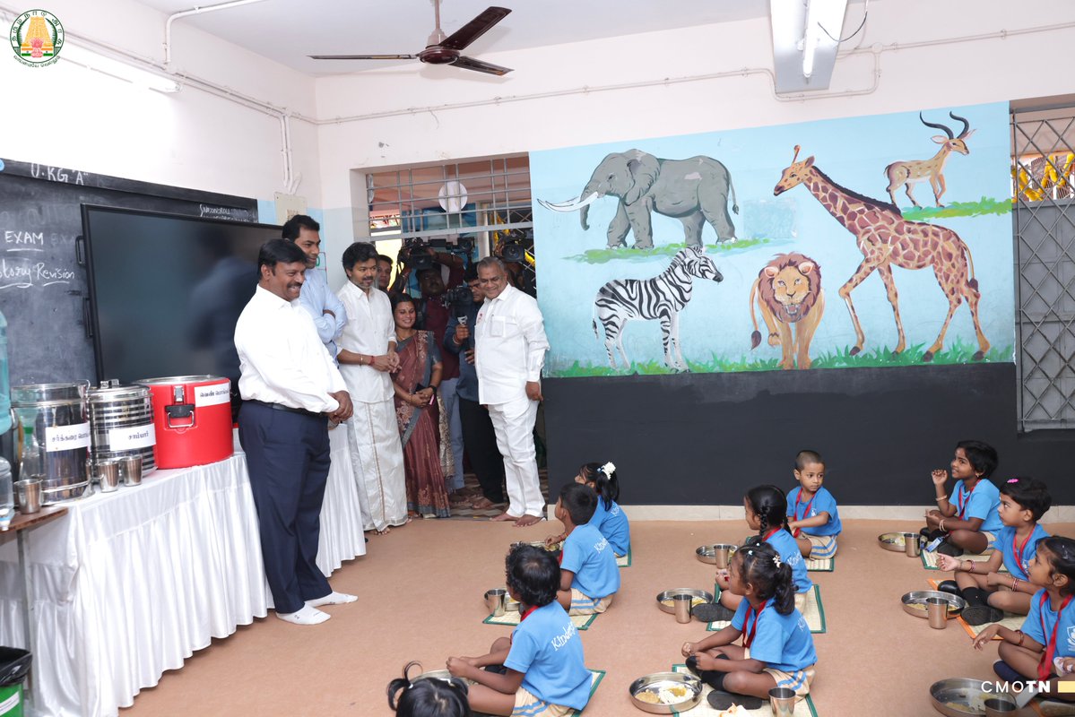 CMOTamilnadu's tweet photo. மாண்புமிகு தமிழ்நாடு முதலமைச்சர் திரு.ச.ஜோசப் விஜய் அவர்கள் இன்று (22.9.2026), தமிழ்நாட்டில் உள்ள அனைத்து அரசு மற்றும் அரசு உதவிபெறும் பள்ளிகளில் ஆறாம் வகுப்பு முதல் எட்டாம் வகுப்பு வரை பயிலும் மாணவ, மாணவியர் பயன்பெறும் வகையில் பெருந்தலைவர் காமராஜர் காலை உணவுத் திட்ட விரிவாக்கத்தை சென்னை, திருவான்மியூரில் உள்ள காந்திகிராமம், சென்னை நடுநிலைப் பள்ளியில் தொடங்கி வைத்து, மாணவ, மாணவியருடன் அமர்ந்து உணவருந்தி அவர்களுடன் கலந்துரையாடினார்.

#CMJosephVijay‌