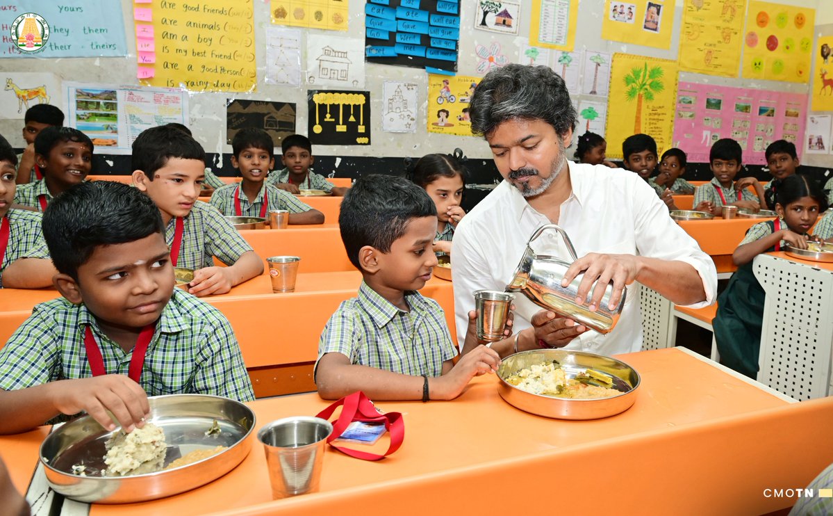 CMOTamilnadu's tweet photo. மாண்புமிகு தமிழ்நாடு முதலமைச்சர் திரு.ச.ஜோசப் விஜய் அவர்கள் இன்று (22.9.2026), தமிழ்நாட்டில் உள்ள அனைத்து அரசு மற்றும் அரசு உதவிபெறும் பள்ளிகளில் ஆறாம் வகுப்பு முதல் எட்டாம் வகுப்பு வரை பயிலும் மாணவ, மாணவியர் பயன்பெறும் வகையில் பெருந்தலைவர் காமராஜர் காலை உணவுத் திட்ட விரிவாக்கத்தை சென்னை, திருவான்மியூரில் உள்ள காந்திகிராமம், சென்னை நடுநிலைப் பள்ளியில் தொடங்கி வைத்து, மாணவ, மாணவியருடன் அமர்ந்து உணவருந்தி அவர்களுடன் கலந்துரையாடினார்.

#CMJosephVijay‌