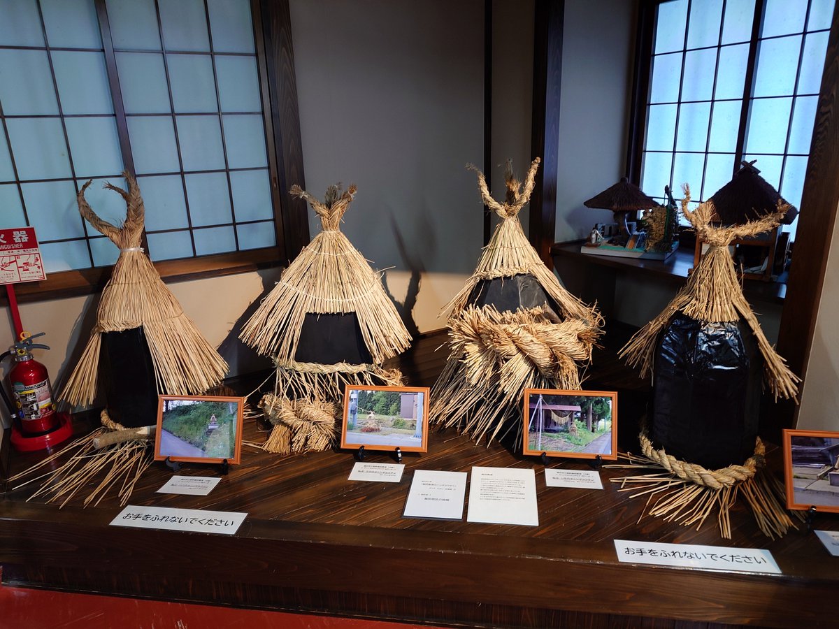 numada_tofushop's tweet photo. 『素晴らしい！』の一言に尽きる🌟
各地区の方が作った藁細工が映えるように模擬の石を正確に作ってあるところがスゴい！
全ての写真を見ながら実際に見付けたときの思い出がよみがえりました😀

#道ばた散歩
#稲川皆瀬のオニンギョウサン写真展
#令和８年度稲庭城特別展
#稲庭城
#オニンギョウサン https://t.co/NNEKqMOICY