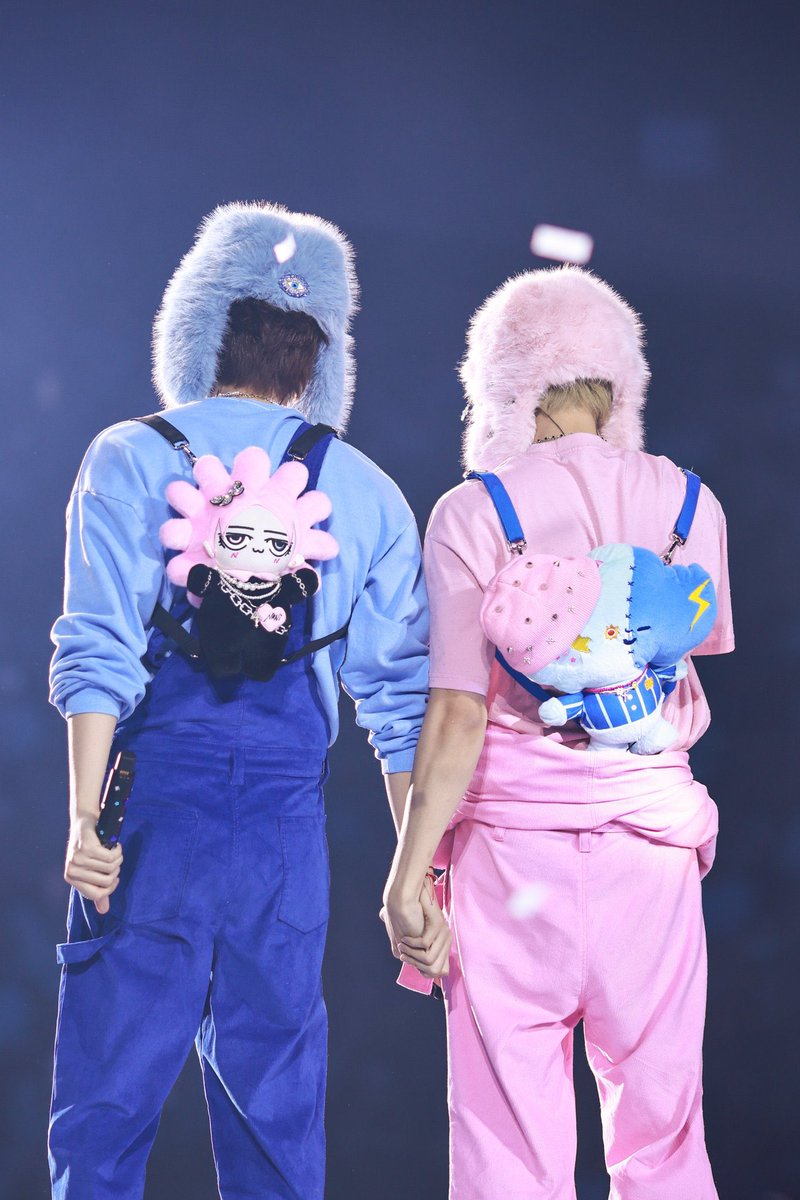 callmemewjay's tweet photo. ป๊าสะพายกระเป๋าเจ่เจ้ ม้าสะพายกระเป๋าตี๋เล็ก จั้น😭 ครอบครัวอะ ลูกแฝดของเรา รักลูกเท่ากันมาก ใครจะแยกครอบครัวแฝดอีก เจอจั้นแน่ ! https://t.co/Iei43R4cso