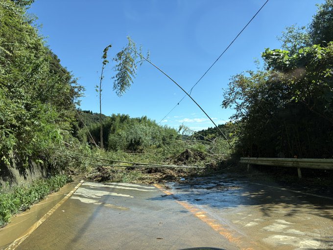yuqqqsub's tweet photo. 今回の台風で通勤通路の道路は土砂崩れと橋の崩落が多発したみたいで通行止めばっかりでやばい。。。いつもの道がこれはショック😱
抜け道を選びまくってギリ通える程度…。
通勤時間激伸びつら。
8月の分が工事でせっかく直り始めてたのにあんまりだ。

うちの店もプチ水没したしうちも雨漏りしたし https://t.co/GIbIxfUDhK