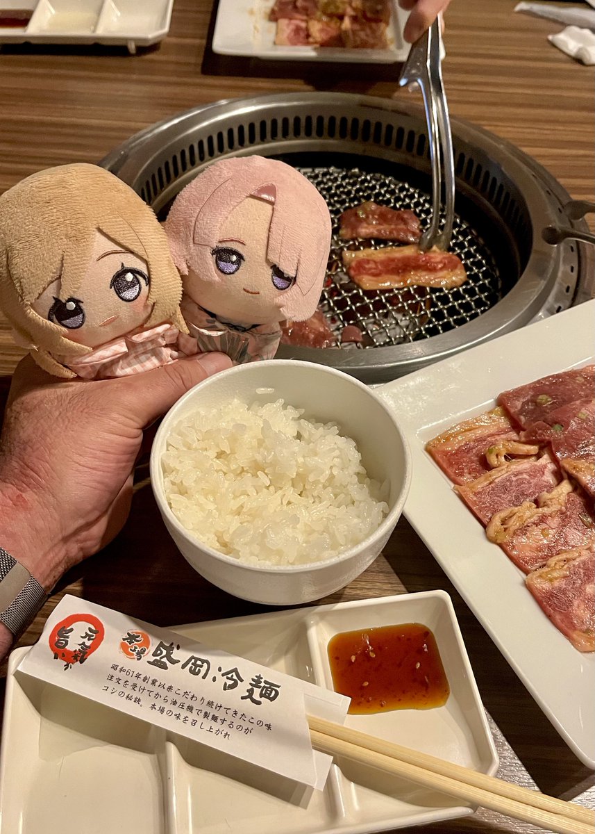 taskits2's tweet photo. お姉ちゃん、麻央くん、焼肉と盛岡冷麺【別辛】だよ… #初星学園ぬいぬい部 https://t.co/whhfNnhuzf