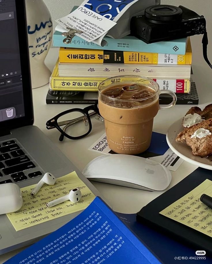 Aurielle007s's tweet photo. Coffee and study ☕📖 https://t.co/Blgwr2WbGw