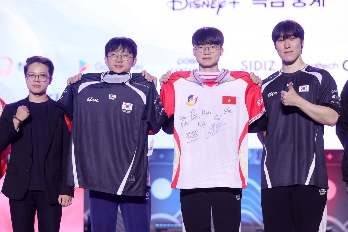 TK_Nguyen's tweet photo. Different teams. One flag. 🇻🇳
@GAMesportsVN, @teamsecret & @MVK_VN came together to represent Vietnam against Korea and the GOAT himself, #Faker.
We took Game 1. Nearly took Game 3.
Proud of how our boys showed up.
#AsianGames 2026 we’re coming!#RiseAsOne https://t.co/Tms5Wk9yLF