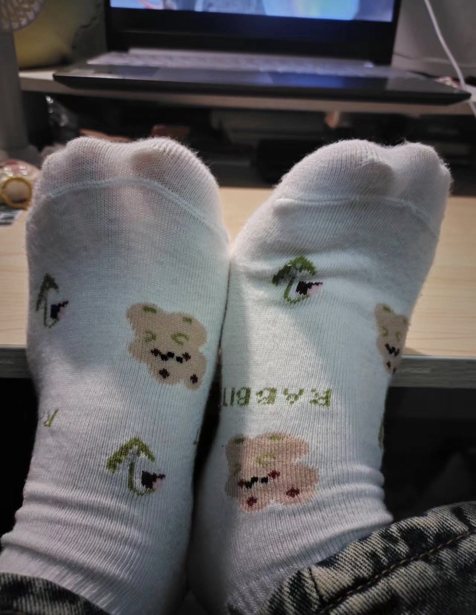 MYsock666's tweet photo. 刚进原味圈，不太懂
听说闻着臭臭的棉袜脚可以射的更快吗
#原味 #原味袜子 https://t.co/vMNs2sW6H4