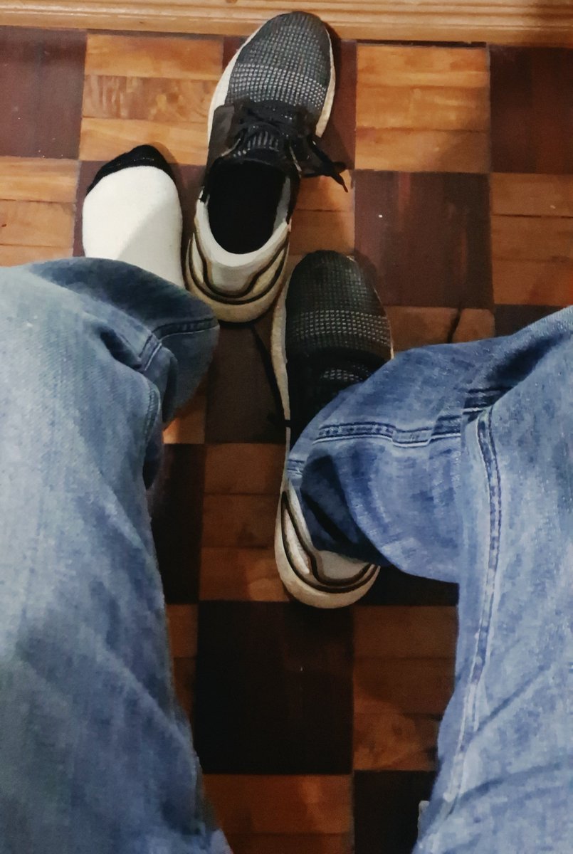 pinoinaughtyboi's tweet photo. 07/06 Errands and may celebration today Langhapin ang masarap na amoy ng #usedsocks #usedsweatysocks #usedShoes #sweatyShoes worship my #sweatyFeet #tiredPinoyFeet #PinoyFeet #AsianFeet ko #alterBaguio #AlterPH #AlterPinas. Mainit-init pa. Masarap amoy niyan. https://t.co/75q3Nhc9ZP