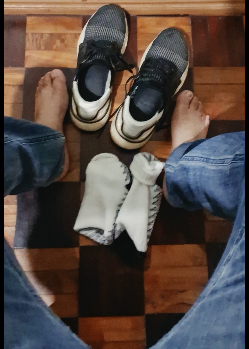 pinoinaughtyboi's tweet photo. 07/06 Errands and may celebration today Langhapin ang masarap na amoy ng #usedsocks #usedsweatysocks #usedShoes #sweatyShoes worship my #sweatyFeet #tiredPinoyFeet #PinoyFeet #AsianFeet ko #alterBaguio #AlterPH #AlterPinas. Mainit-init pa. Masarap amoy niyan. https://t.co/75q3Nhc9ZP