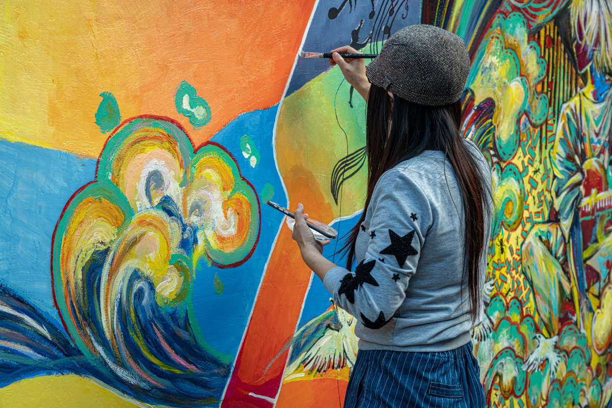 cho_rha's tweet photo. Just spent a magical afternoon at the street art workshop—gotta love getting messy while creating my own abstract small canvas! https://t.co/Zwt7DCHhKG