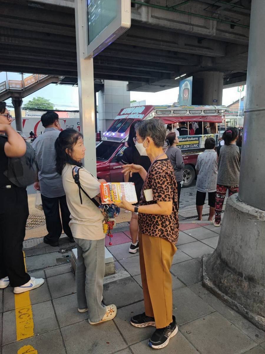 progressivesso's tweet photo. ทีมประกันสังคมก้าวหน้าบุก บางแค!

#เลือกตั้งประกันสังคม 27 กันยายนนี้ 8.00-16.00 น. เขียนเลขอารบิกเลข 7 เลข เพื่อเลือกทีมประกันสังคมก้าวหน้าทั้ง 7 หมายเลข 

🗳️ผู้ประกันตนเขียน 41,42,43,44,38,46,47
🗳️นายจ้างเขียน 62,63,64,65,66,67,68

1.เช็คหน่วยเลือกตั้ง: https://t.co/lW2p2Yiu18 > 2.เตรียมเอกสาร > 3.ไปเลือกตั้ง 27 กันยา 

#ประกันสังคมก้าวหน้า