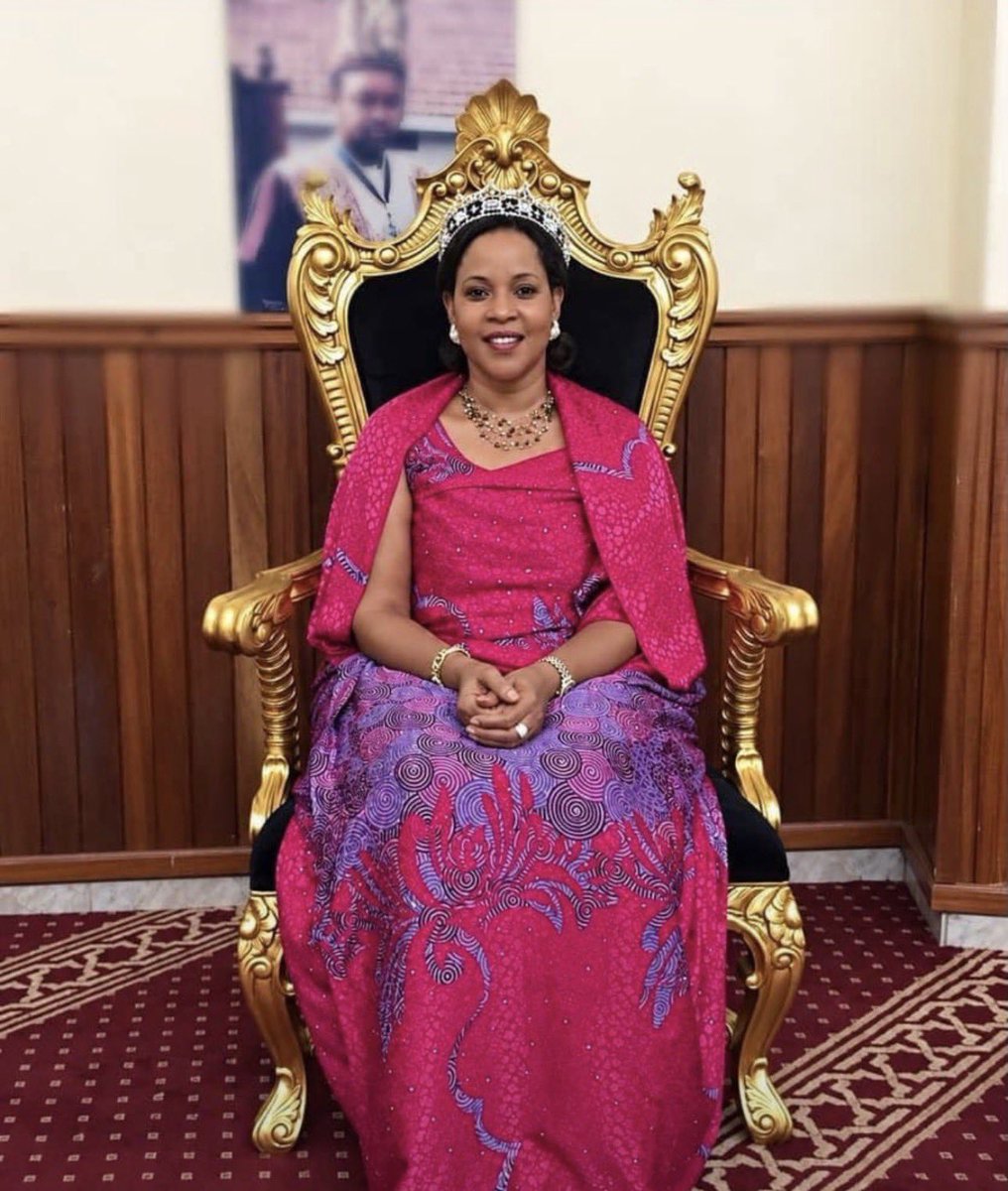 Cathiewabomba's tweet photo. 26 years! 

That’s how old the QM was, when her husband died! Widowed at 26years with royal babies (including a king) in a family that clearly didn’t like her. 

How many 26 year-olds could have survived with such grace and poise??

She has her flaws but, WHAT A WOMAN!!! https://t.co/cUMFG6IRyT