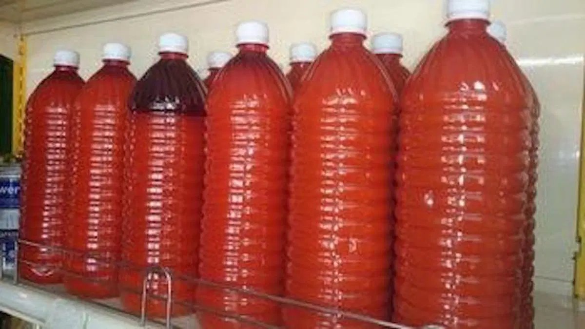 vanguardngrnews's tweet photo. Lagos govt warns residents as cancer-causing palm oil floods markets

https://t.co/AXPDKIJ9pI https://t.co/InBjxuJExH