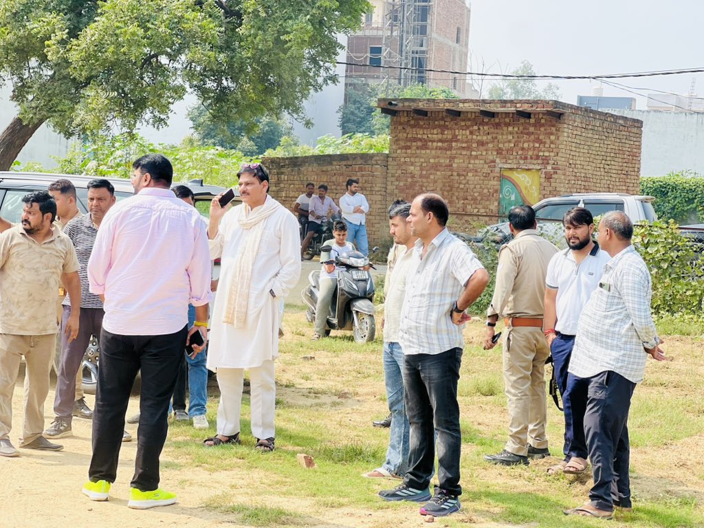 DhirendraGBN's tweet photo. जेवर स्थित जनता इंटर कॉलेज में बच्चों को बेहतर शैक्षिक एवं खेल सुविधाएं उपलब्ध कराने की दिशा में पार्क, रेसिंग ट्रैक, लाइब्रेरी और तार फेंसिंग का कार्य शीघ्र प्रारंभ होगा। आज निरीक्षण किया। #MLAJewar https://t.co/OoV3AEk5jH