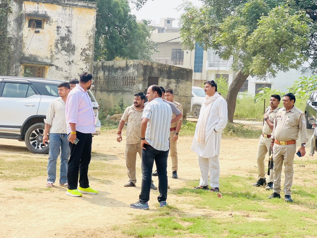 DhirendraGBN's tweet photo. जेवर स्थित जनता इंटर कॉलेज में बच्चों को बेहतर शैक्षिक एवं खेल सुविधाएं उपलब्ध कराने की दिशा में पार्क, रेसिंग ट्रैक, लाइब्रेरी और तार फेंसिंग का कार्य शीघ्र प्रारंभ होगा। आज निरीक्षण किया। #MLAJewar https://t.co/OoV3AEk5jH