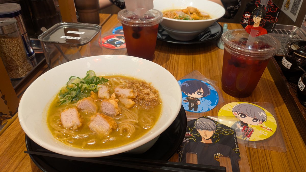 nanaspl_'s tweet photo. しおちゃんとペルソナ×壱角家コラボ店舗でP4カレーラーメン&amp;P5ドリンクをいただいてきました🍜✨
いつもひとりでペル活してるので、友人と楽しめて楽しさも倍増だわ。ありがたい…！ https://t.co/mddkASXrTr