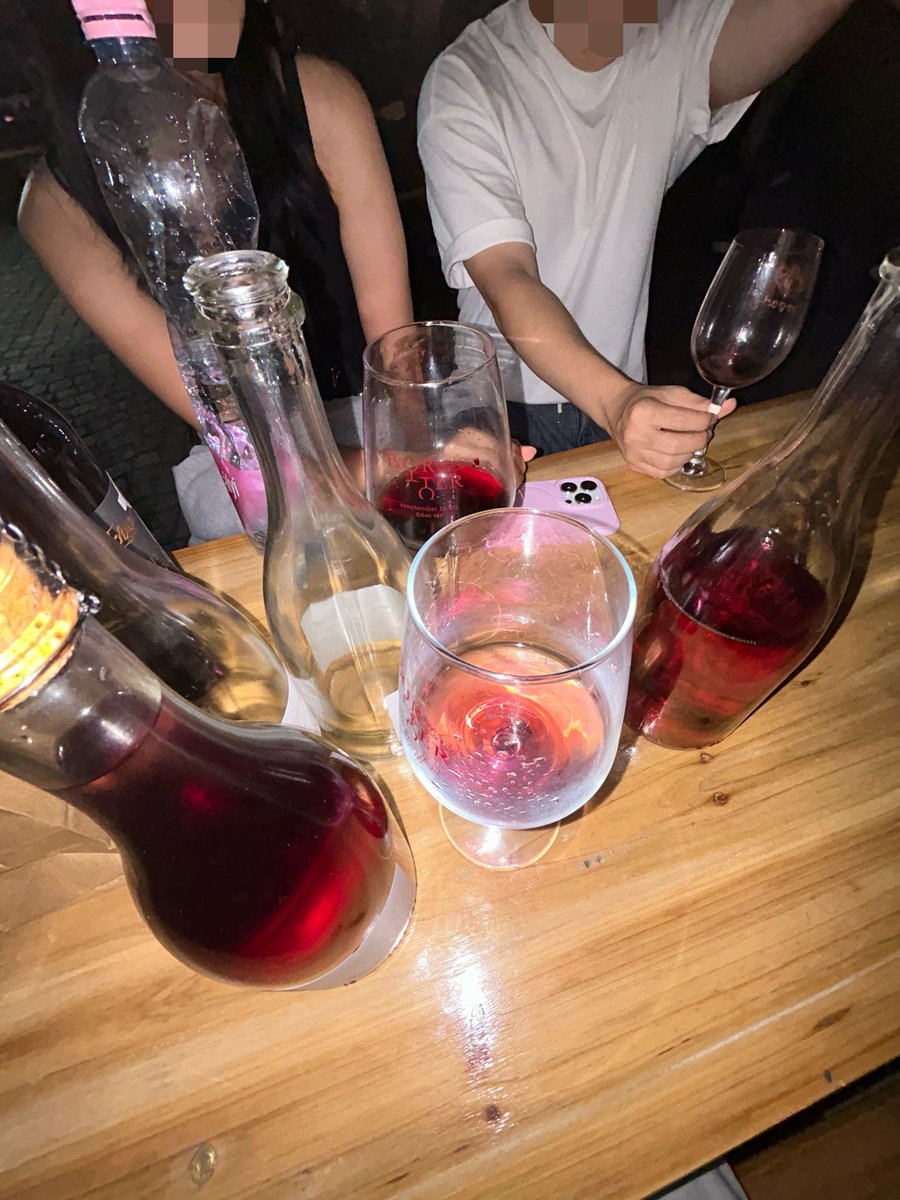 wxiiock's tweet photo. 와인축제갓다가 부다페스트갓다가 막날에 와인축제 또갓음..   > 라벤더와인 < 레알존맛  
글고 부다페스트 사진작가들  엄청잘생김..   완전반햇어요 https://t.co/eDVKER30py
