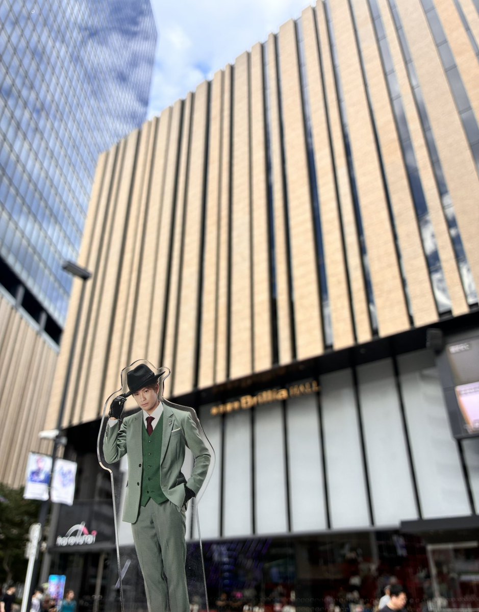 staff_win's tweet photo. ＼\ 東京公演開幕‼️🎉 /／

本日より本公演・東京公演が開幕します🙌
地方公演含め、年末までのロングラン公演！！多くの方にこの作品が、ミュージカルの素晴らしさが届くと嬉しいです✨

ぜひウィンロイドと共にお楽しみください🔫
@spyfamily_stage 
#ミュージカルまでSPY
#森崎ウィン https://t.co/USrhijmwQk