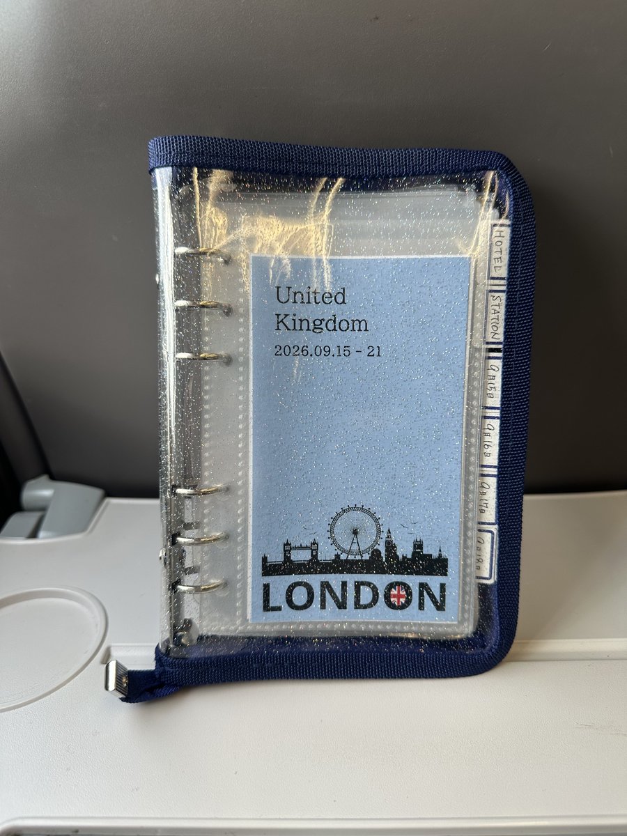 shi17_na's tweet photo. 今回のイギリス旅行で用意したしおり
緊急連絡先、ホテル情報、主要駅情報、各日の旅程、訪れる先の地図（手書きの書き込み有）、回るロケ地のシーン一覧（しかも再生時間表記付き）、予備の紙チケット、ファスナー付きポケットリフィルも3枚つけました
個人的に超絶便利しおりでした🫶🏻

#sheena_UK旅 https://t.co/AUPS4C3AWD