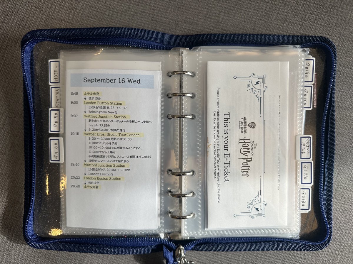 shi17_na's tweet photo. 今回のイギリス旅行で用意したしおり
緊急連絡先、ホテル情報、主要駅情報、各日の旅程、訪れる先の地図（手書きの書き込み有）、回るロケ地のシーン一覧（しかも再生時間表記付き）、予備の紙チケット、ファスナー付きポケットリフィルも3枚つけました
個人的に超絶便利しおりでした🫶🏻

#sheena_UK旅 https://t.co/AUPS4C3AWD
