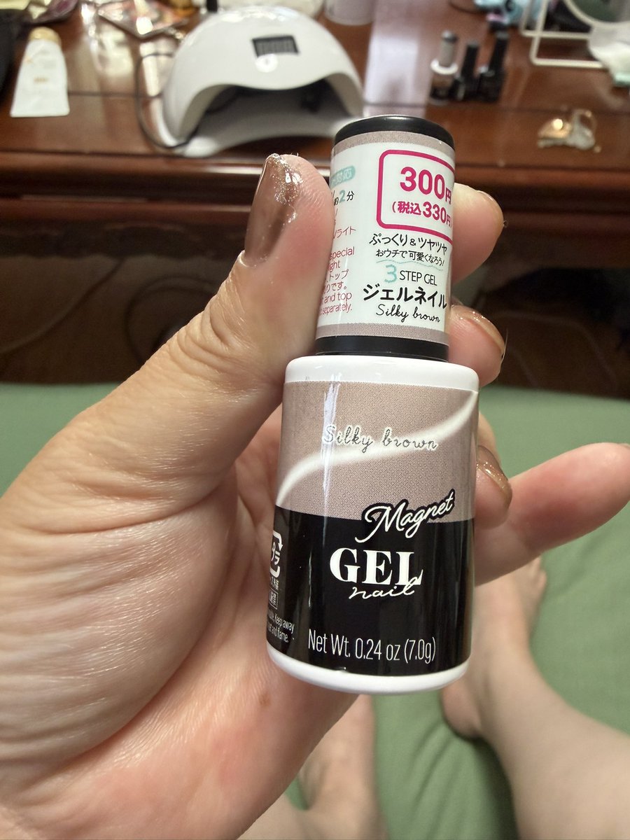 usakichi529's tweet photo. ジェルネイル2回目💅

ダイソーのシルキーブラウンとアンバー使いました✨ https://t.co/oyFR9P20be