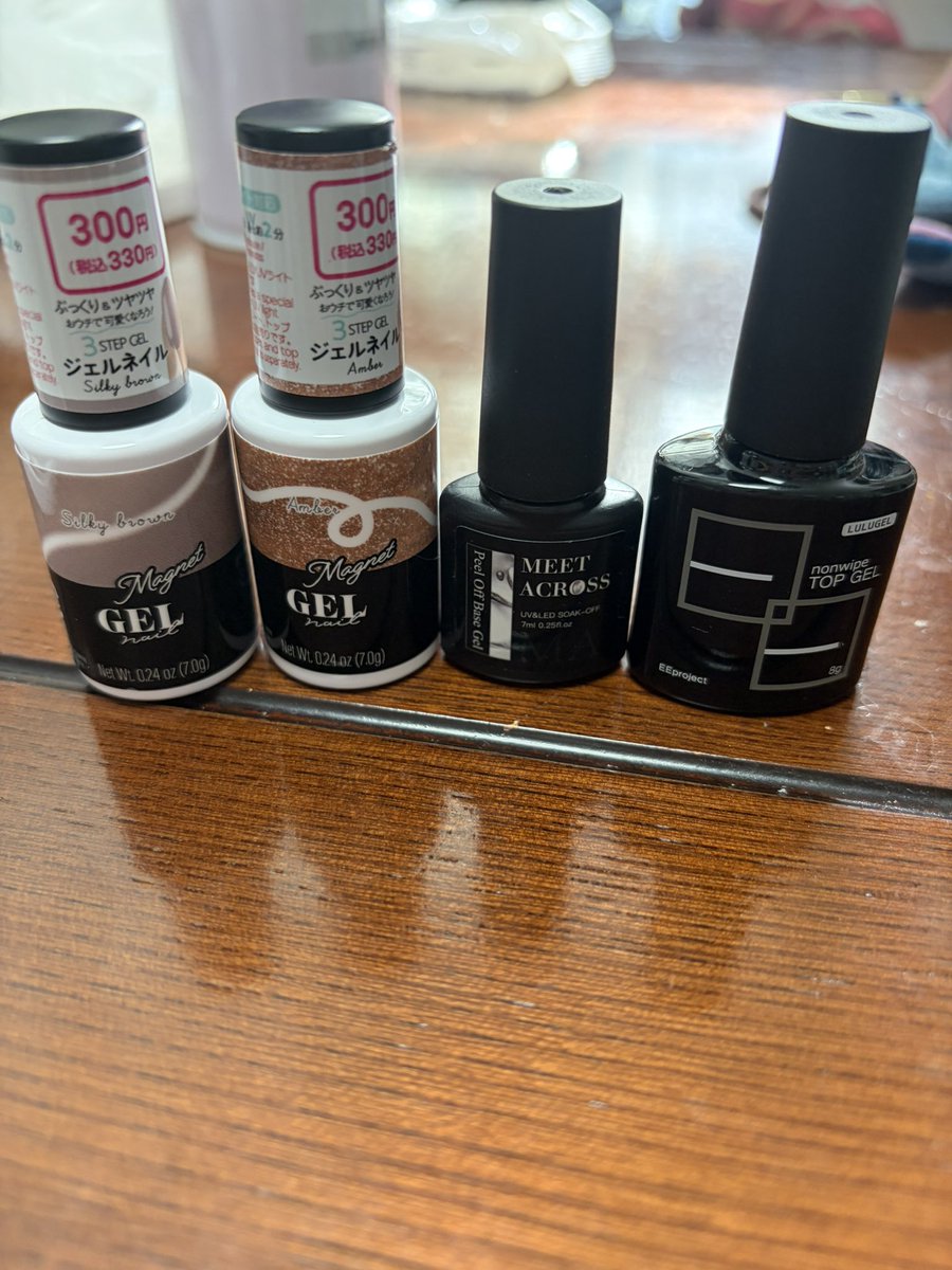 usakichi529's tweet photo. ジェルネイル2回目💅

ダイソーのシルキーブラウンとアンバー使いました✨ https://t.co/oyFR9P20be