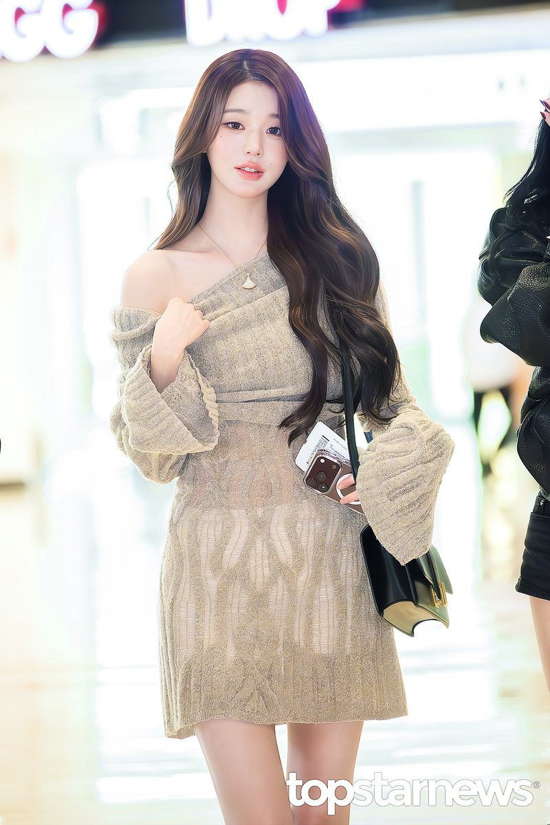 TSN_PHOTO's tweet photo. [HD포토] 아이브 장원영, ‘사람이 어떻게 인형이지?’ (김포공항 출국) #장원영 #아이브 #IVE #김포공항 #출국 #입국 #프리뷰 https://t.co/WOt9Ob7H9E <- Original Photo https://t.co/KPvESHeApm