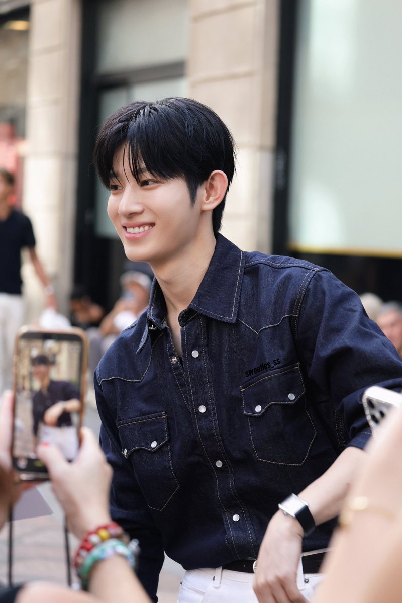 ploymoonao's tweet photo. อยากต่อยกับยุนชิกแย่งคนสวยขามากจุดนี้ 💜🐰

#SIWOO_IN_MILANO
#PARKSIWOO https://t.co/gHGCoABTQN