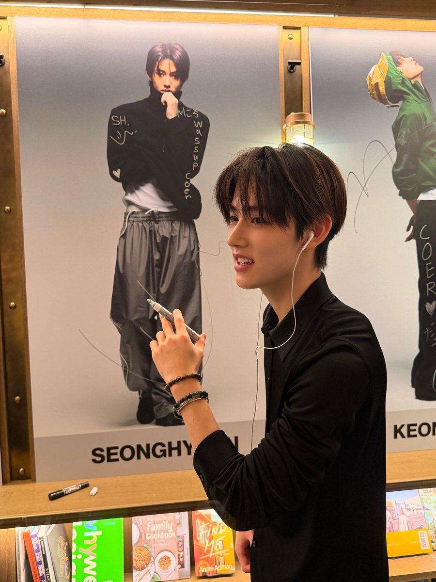 yujinnrrz's tweet photo. Seonghyeon’s quick‑witted MC reactions look amazing, EOMPACT greets us at each camera cut, EOMSEAN marks his personal style, EOMUSE makes people want to talk about his precious moments.

MC EOM TAKES OVER

#SEONGHYEONonAir
#ソンヒョン大活躍
#SEONGHYEON #성현 https://t.co/Tna4JNkZRH