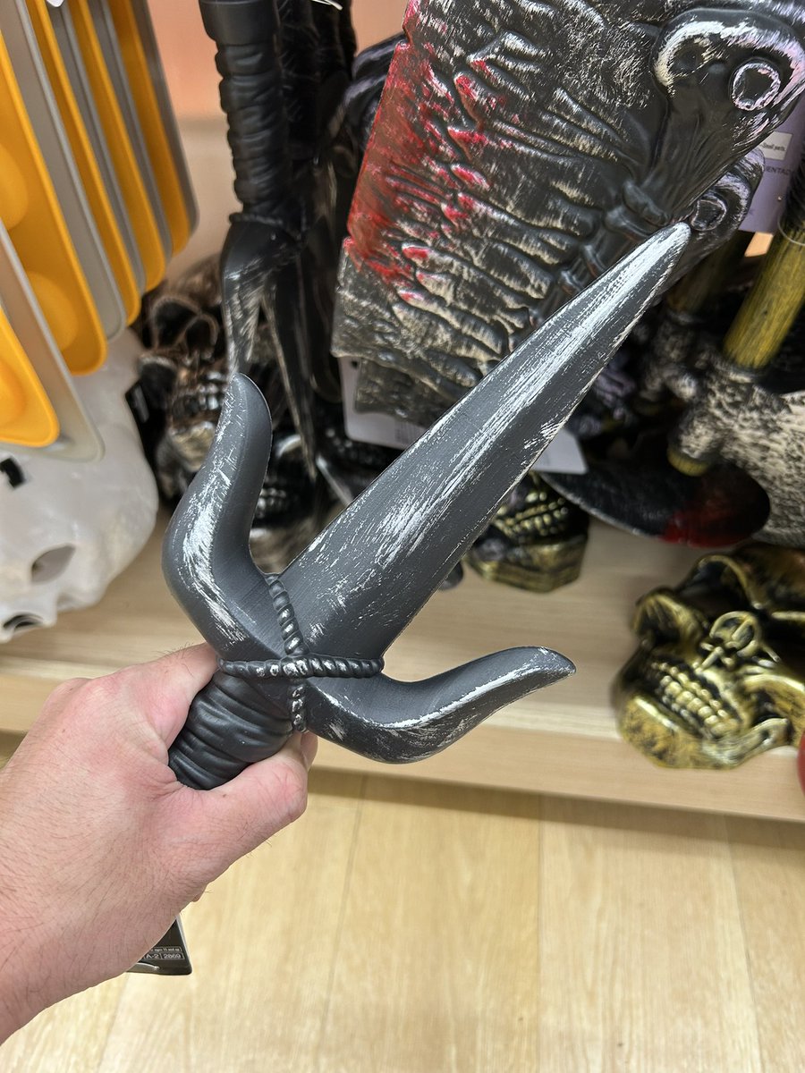 zakinosin's tweet photo. ハロウィンシーズンの100円ショップには、殺陣に使えそうな武器が色々売ってて良き。 https://t.co/7bD0RnWMcl