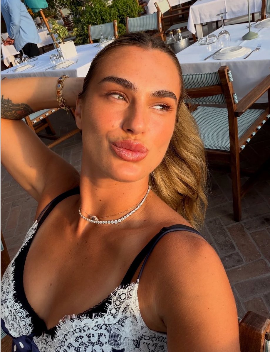 Sabanewsss's tweet photo. Aryna enjoying some well-deserved time off in Athens 🇬🇷☀️💙 https://t.co/2SoeTfWslY