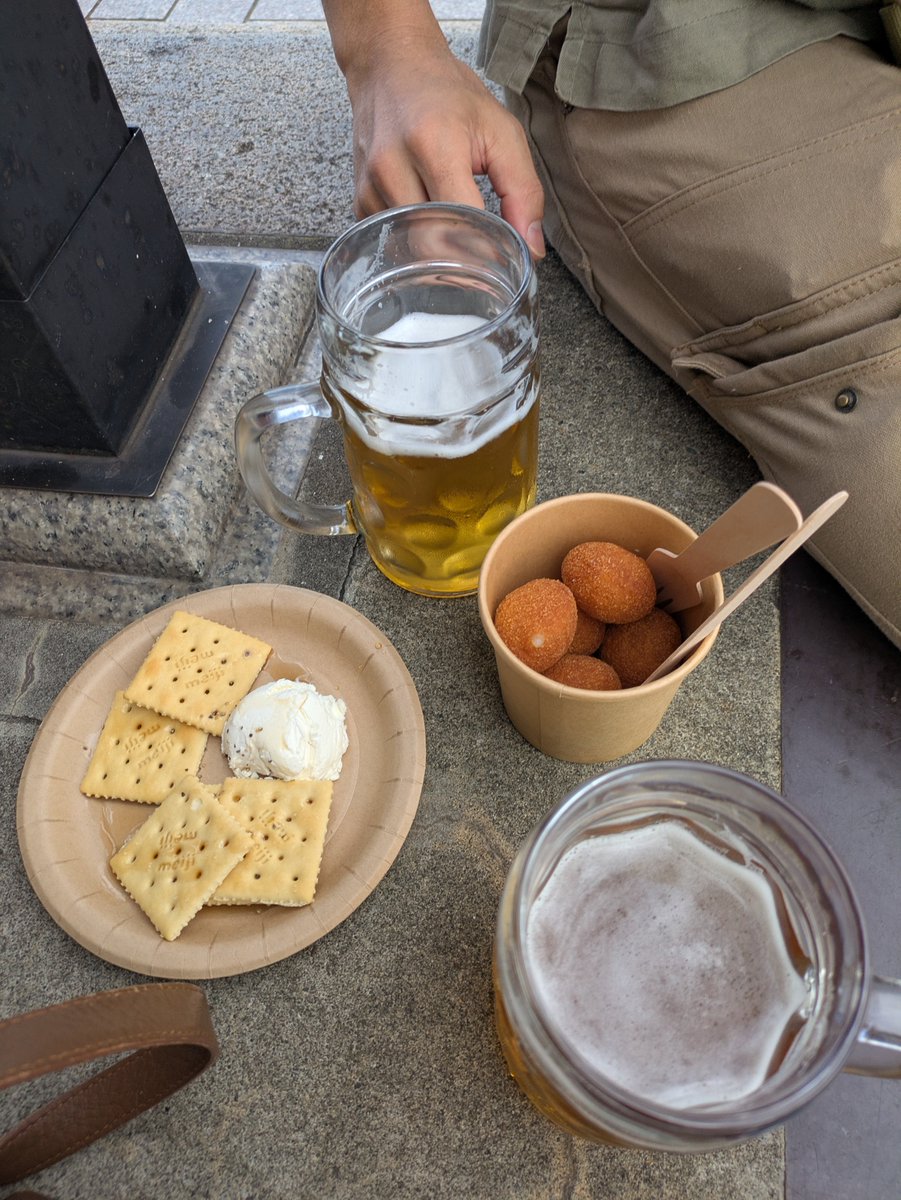 ca0825askam's tweet photo. さすがシルバーウィーク！
入るのがディズニー並みの行列🍻
さてビール！
座れなくて海よりにきて乾杯！
このマンションみたいな船？！すごい大きい！ https://t.co/MBpzOlPsM0