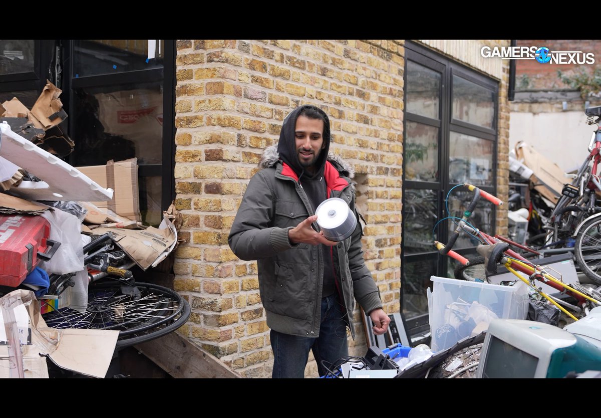 CeantixDev's tweet photo. @Dariusaurus The stack of discs you held is actually a stack of blank discs which potentially contains special factory data that has never been archived due to that it gets overwritten in the burning process. https://t.co/uYpaYycxan