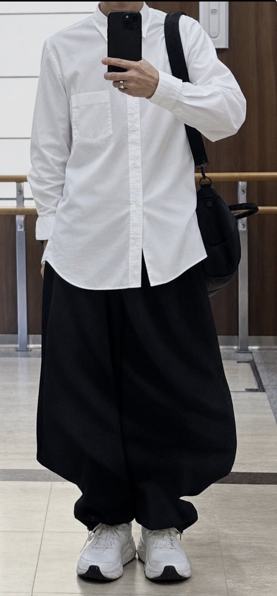 372ihhr's tweet photo. 今年の夏はずっとこのスタイルでした
Today's outfit
Shirt: CDG
Pants: Black Comme des
Garçons
Shoes: HOKA Bondi SR
Bag: PORTER TANKER Roll Bag https://t.co/3zhdFu4Z8b