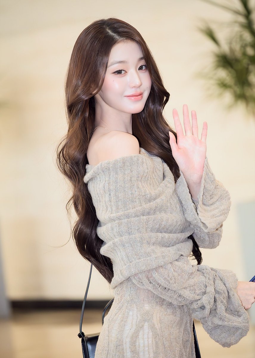 wonyoungdollz's tweet photo. Wonyoung’s look for today’s airport departure 💁🏻‍♀️ https://t.co/Dnb7MJZBKE