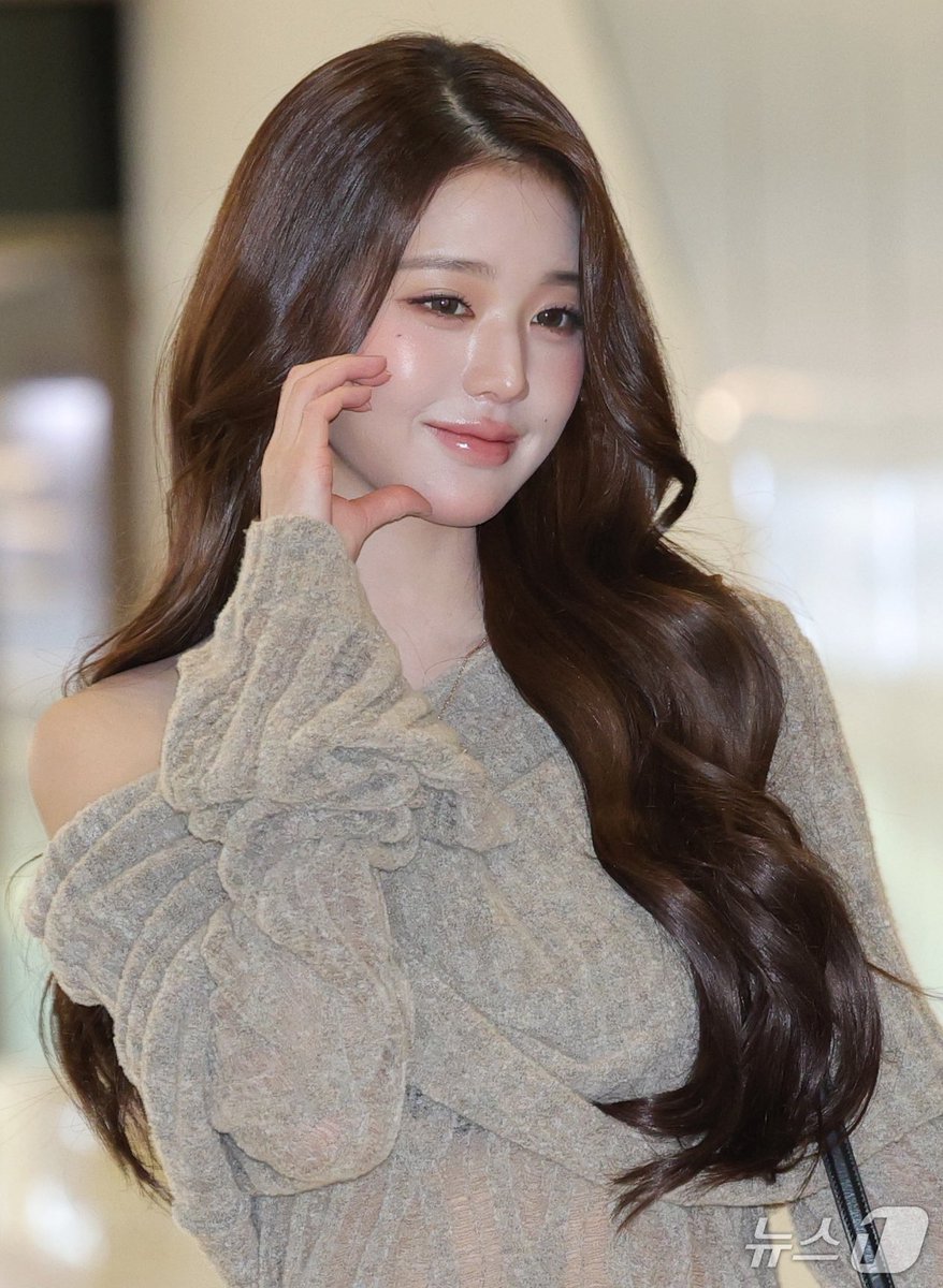 wonyoungdollz's tweet photo. Wonyoung’s look for today’s airport departure 💁🏻‍♀️ https://t.co/Dnb7MJZBKE