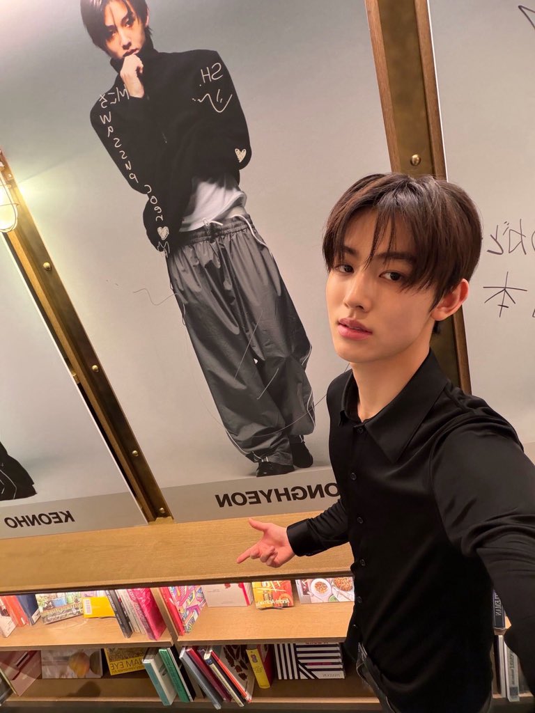 Seonghyeon013's tweet photo. @Seonghyeon_CN Each story snippet SEONGHYEON tells brings narrative EOMUSE, EOMPACT holds viewer curiosity and EOMSEAN shares little pieces of himself beyond scripted lines.dh

MC EOM TAKES OVER

#SEONGHYEONonAir
#ソンヒョン大活躍
#SEONGHYEON #성현 https://t.co/g85vnVtjwD