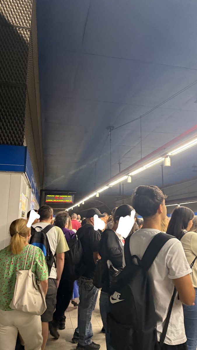 aleeeguerreeero's tweet photo. El andén de la L10 en Cuatro Vientos hasta arriba y todavía quedan 4 minutos para que llegue el metro… NO TENÉIS VERGÜENZA DE VERDAD @metro_madrid https://t.co/HkY3euMzU8