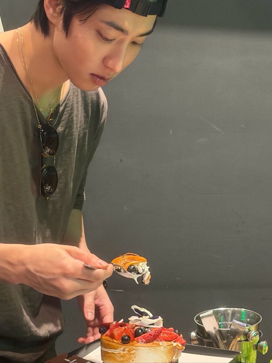 h922js's tweet photo. hyunin giving us the most boyfriend seungsung pics ever… thank you my kings https://t.co/nTrCsg7D1z