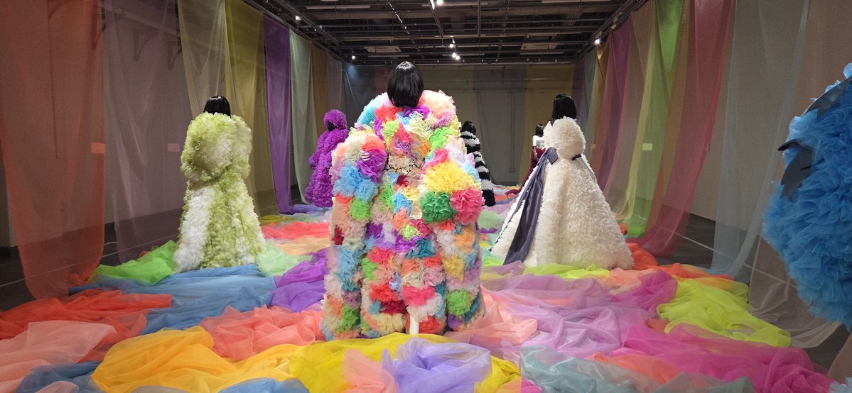 Exasio's tweet photo. すみだ五彩の芸術祭
千葉大学墨田サテライトキャンパスの展示を見た
墨田区って繊維の街なのね
画像の作家さん
小泉智貴
開発好明 https://t.co/jWkmRjiPsB