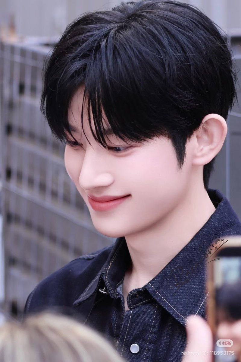 watermelon4siu's tweet photo. The city of fashion welcomes Park SiWoo, whose distinctive charm is ready to leave a lasting impression 🤎
#SIWOO_IN_MILANO #PARKSIWOO https://t.co/evomZvI8WJ