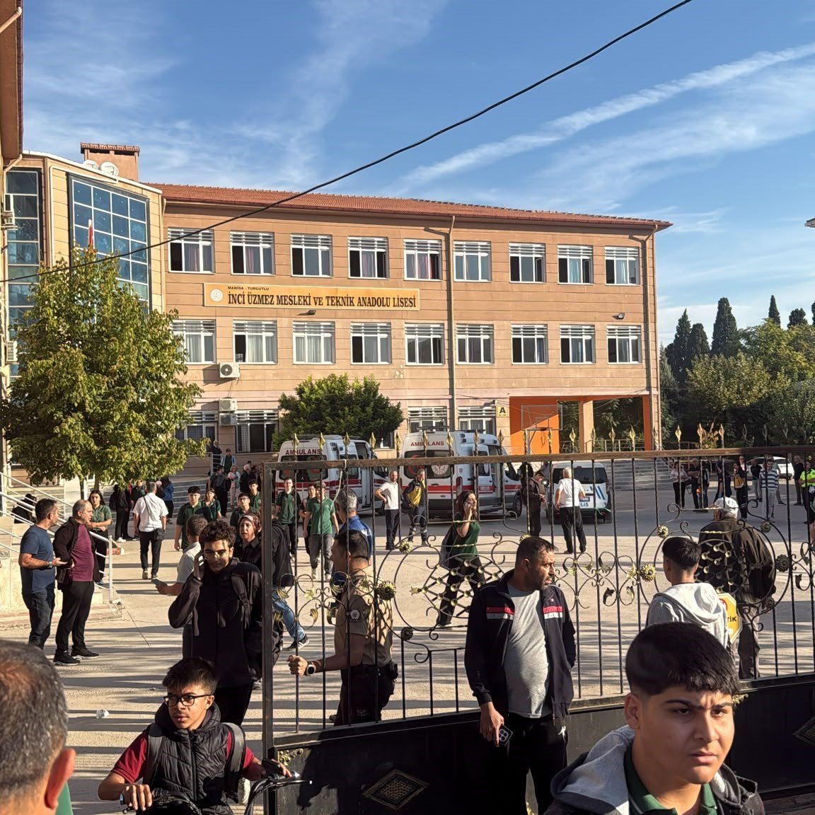 _tevhidgundemi's tweet photo. Manisa’da okula silahlı saldırı: 1 öğrenci hayatını kaybetti

🔻 Manisa’nın Turgutlu ilçesinde İnci Üzmez Mesleki ve Teknik Anadolu Lisesi önünde sabah saatlerinde silahlı saldırı meydana geldi.

🔻 Albayrak Mahallesi’ndeki okulun önünde av tüfeğiyle ateş açıldı. Turgutlu Belediye Başkanı Çetin Akın, saldırıda 1 öğrencinin hayatını kaybettiğini, 4 öğrencinin yaralandığını açıkladı. Yaralılar hastaneye kaldırılırken, saldırganın olay yerinden yaya olarak kaçtığı bildirildi.