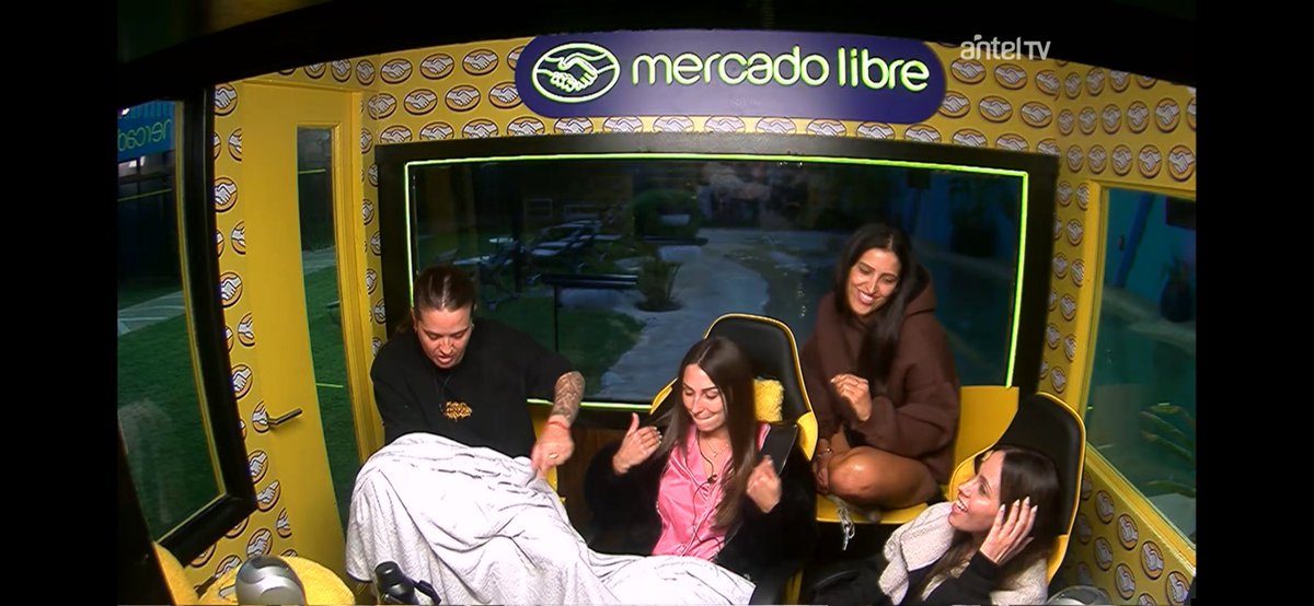 ComentoGH2022's tweet photo. Estas 4 me están haciendo la noche jajajaja ya se armaron bandos y van a fondo de verdad. Arranca lo lindooooo 

#granhermanouy https://t.co/vLHvuqPoqo