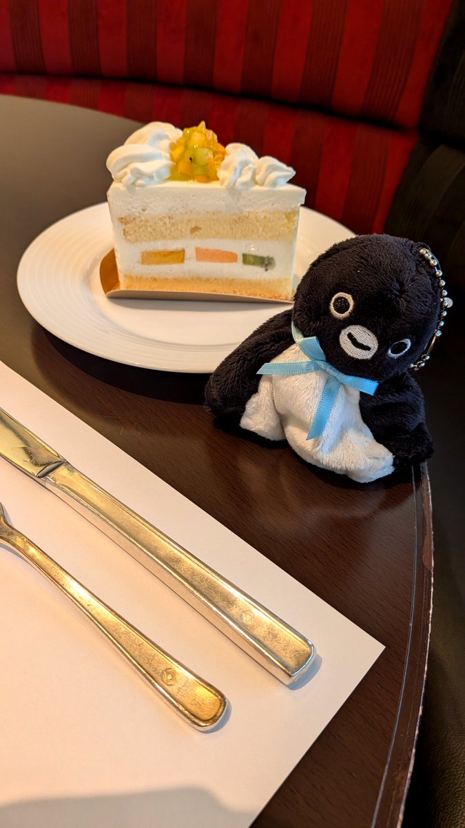 track_penguin's tweet photo. ケーキだペン！！🍰🐧 https://t.co/sAg1VbHrht