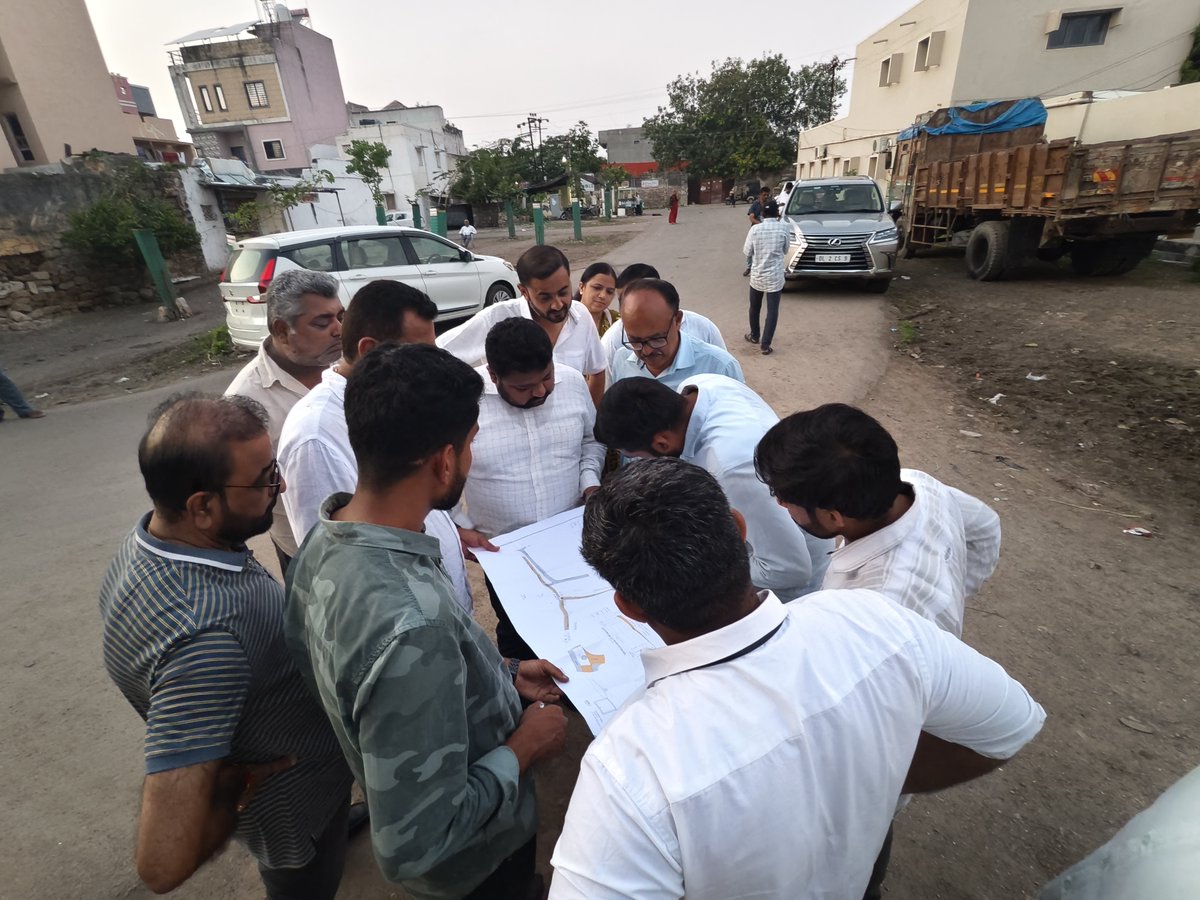 PorbandarPMC's tweet photo. કડિયા પ્લોટ રેલવે ફાટકની ટ્રાફિક સમસ્યાના કાયમી ઉકેલ માટે સૂચિત રેલવે અં���ર બ્રિજના આયોજન અંગે મેયર શ્રી સાગરભાઈ મોદી અને સ્ટેન્ડિંગ કમિટીના ચેરમેન શ્રી વિક્રમભાઈ ઓડેદરાએ સ્થળ નિરીક્ષણ કર્યું.
#Porbandar #PorbandarMunicipalCorporation #UnderBridge #RailwayCrossing https://t.co/W7d5c0eogT