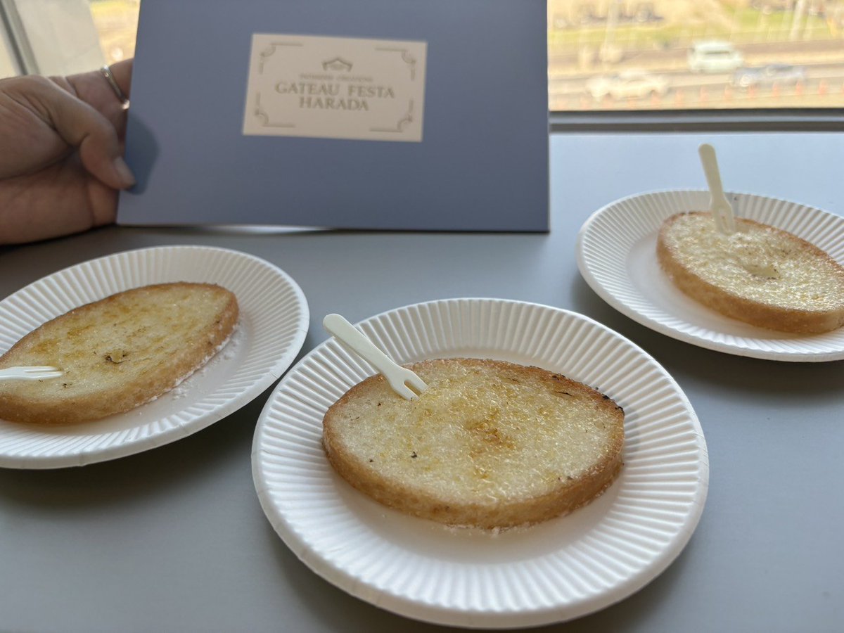___yaku___'s tweet photo. ラスク炙り立て、少し柔らかくて美味しい！ https://t.co/WuTd1k5W1x
