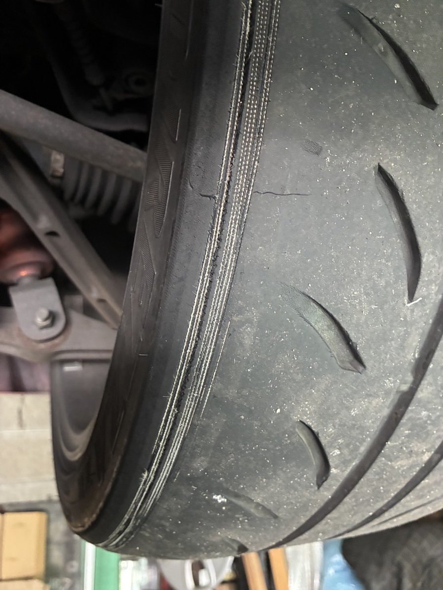 yusuke_s2k's tweet photo. 車やから左リアタイヤとだけ送られてきた画像 https://t.co/tFTHQG4Uh7