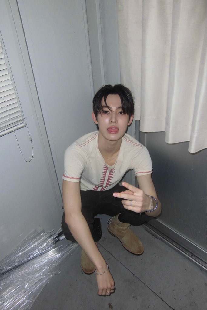yujinnrrz's tweet photo. Seeing Seonghyeon shine as MC brings real joy, his EOMUSE‑filled charm draws eyes, EOMPACT fills every live moment, EOMSEAN makes him stand bright among everyone present.🔥🔥

MC EOM TAKES OVER

#SEONGHYEONonAir
#ソンヒョン大活躍
#SEONGHYEON #성현 https://t.co/1AHEI607fW