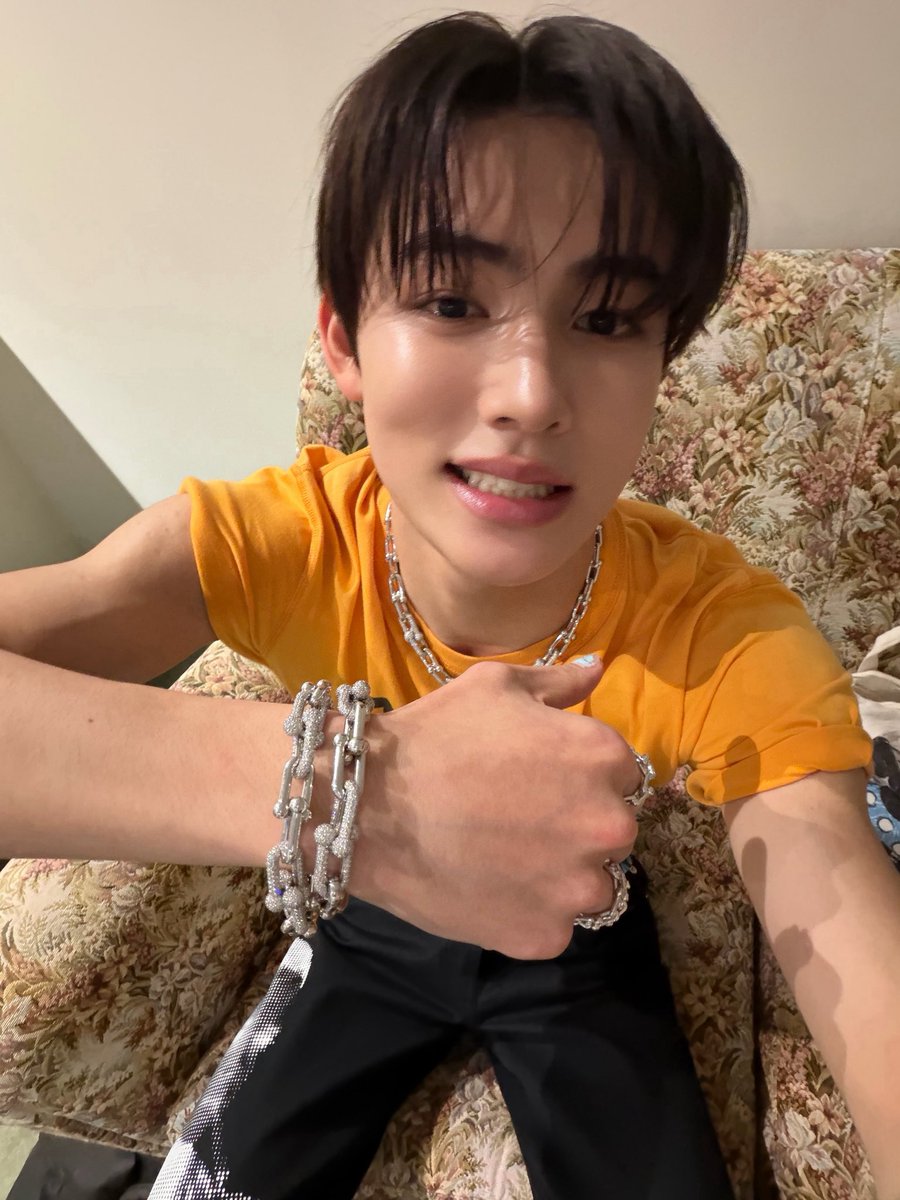 Seonghyeon013's tweet photo. Every smooth transition SEONGHYEON handles offers polished EOMUSE, EOMPACT keeps the show flowing and EOMSEAN proves his solid hosting skill in real‑time broadcast.

MC EOM TAKES OVER

#SEONGHYEONonAir
#ソンヒョン大活躍
#SEONGHYEON #성현 https://t.co/jh8IMl2tB8